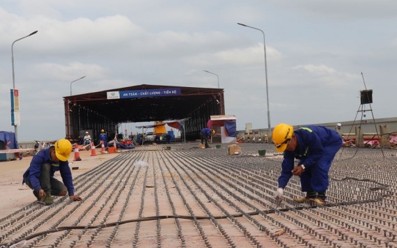 Trên công trường sửa chữa mặt cầu Thăng Long - VĨNH HƯNG JSC
