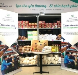 Vĩnh Hưng đã trao 1000 suất quà đến những hoàn cảnh khó - VĨNH HƯNG JSC