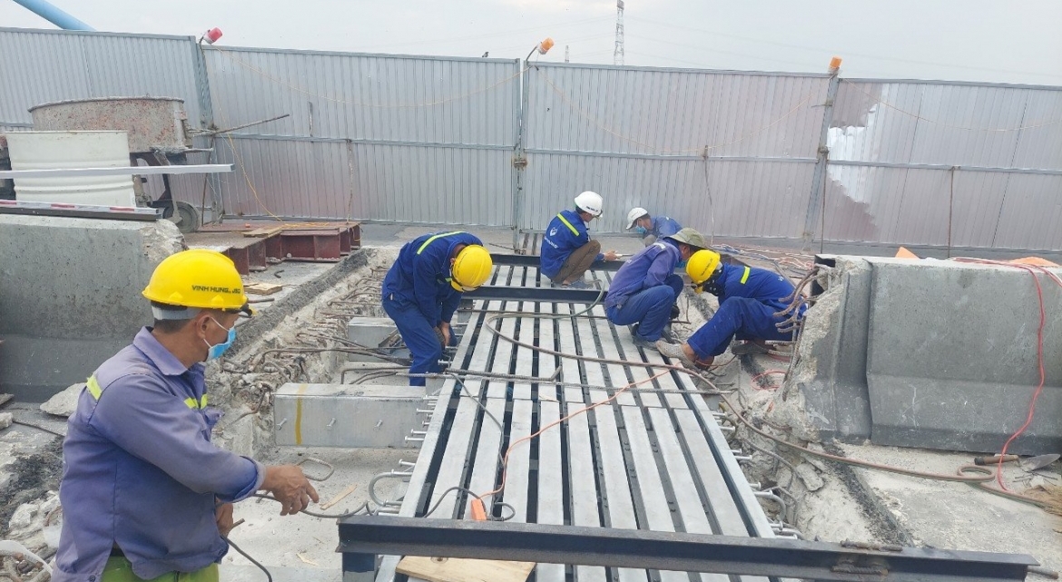 Sửa chữa khe co giãn cầu Mỹ Thuận 1 - VĨNH HƯNG JSC