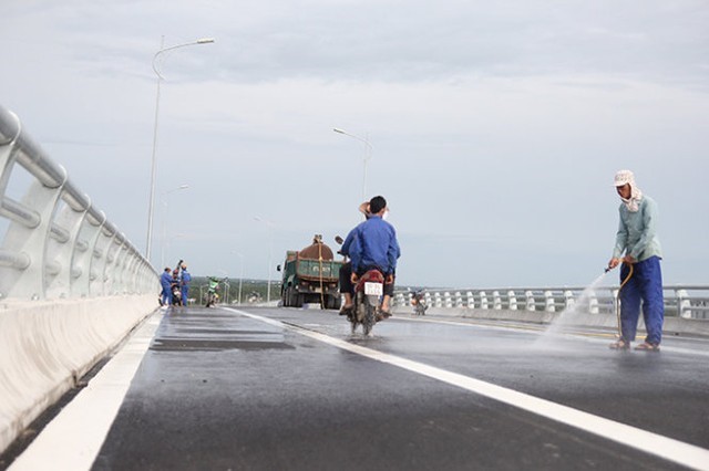 C&ocirc;ng nh&acirc;n đang ch&ugrave;i rửa, m&agrave;i dũa mặt cầu trước giờ th&ocirc;ng xe