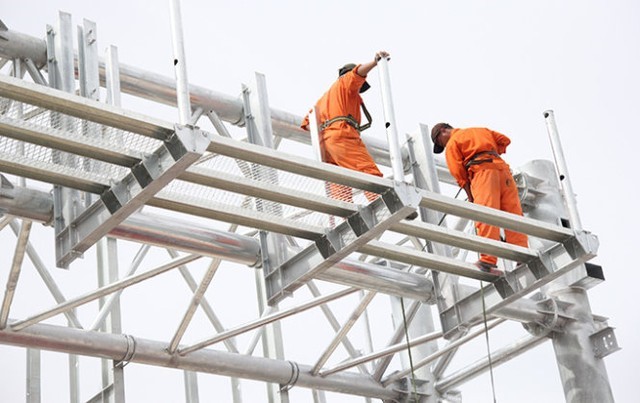 C&ocirc;ng nh&acirc;n đang lắp đặt những hạng mục cuối c&ugrave;ng của cầu Mỹ Lợi