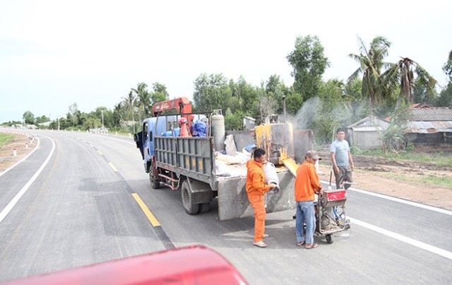 C&ocirc;ng nh&acirc;n đang lắp đặt những hạng mục cuối c&ugrave;ng của cầu Mỹ Lợi