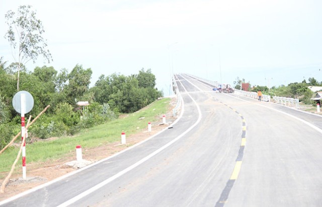 Đường l&ecirc;n cầu Mỹ Lợi ph&iacute;a tỉnh Tiền Giang