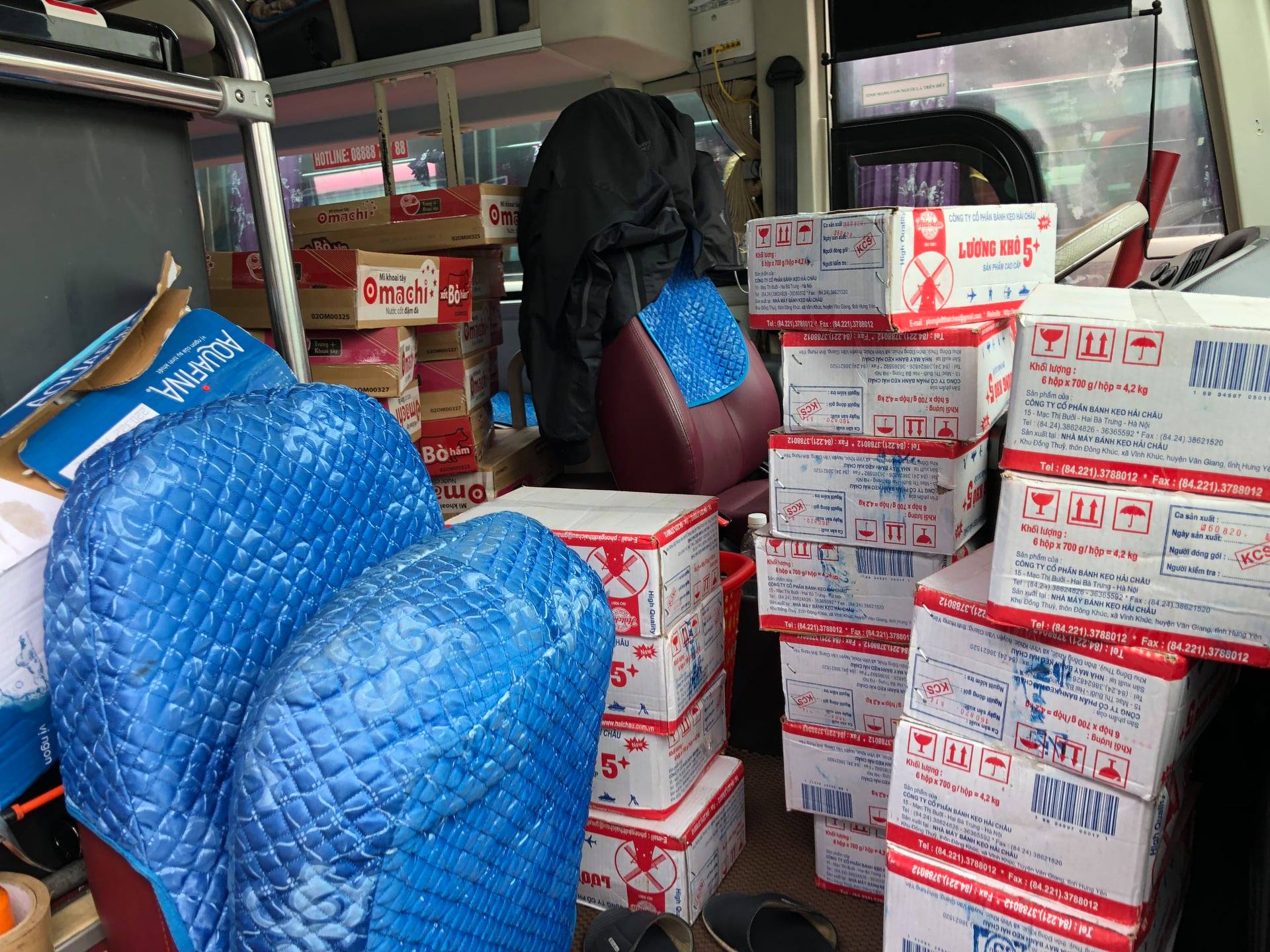600 &aacute;o phao, 15 th&ugrave;ng lương kh&ocirc;, 30 th&ugrave;ng nước Lavie v&agrave; 50 th&ugrave;ng mỳ Omachi được chuẩn bị