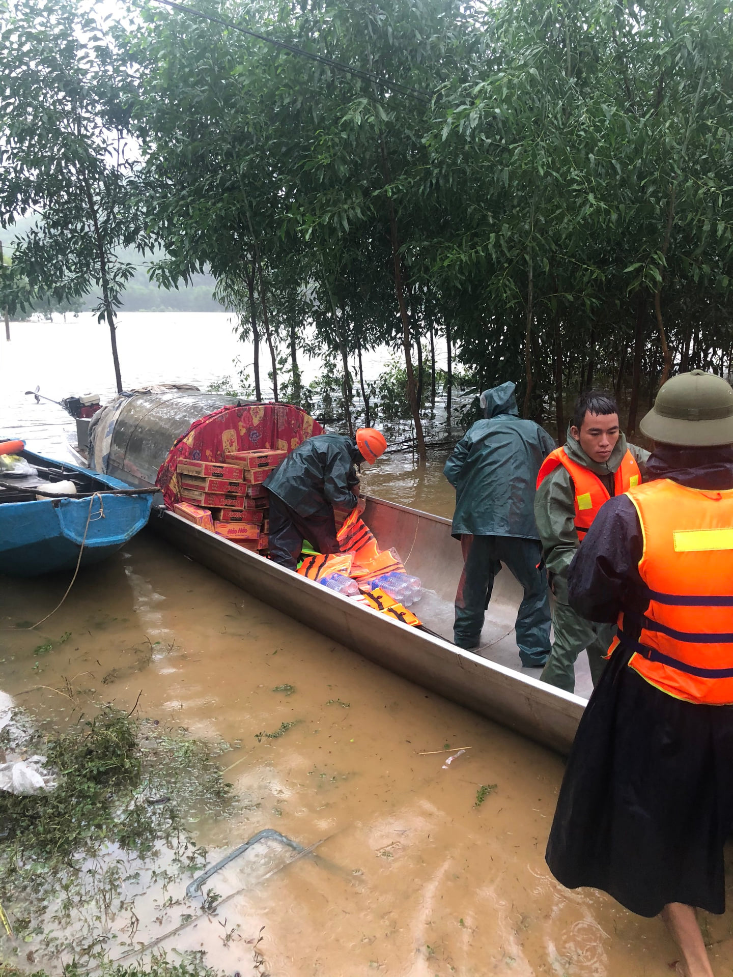 Mặc d&ugrave; mưa b&atilde;o khiến nhiều tuyến giao th&ocirc;ng bị sạt lở, tắc nghẽn, nhưng may mắn cuối c&ugrave;ng to&agrave;n bộ h&agrave;ng h&oacute;a cứu trợ c&ograve;n lại đ&atilde; được giao kịp thời cho BCH Qu&acirc;n sự Tỉnh Quảng B&igrave;nh trong ng&agrave;y 20/10/2020 để thực hiện c&aacute;c c&ocirc;ng t&aacute;c ứng cứu.
