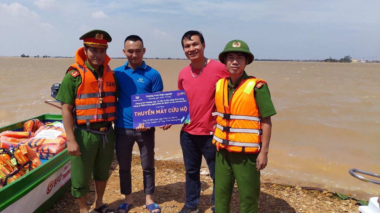 Sau khoảng 10 giờ di chuyển, 2 chiếc thuyền m&aacute;y c&ugrave;ng &aacute;o phao cứu trợ đ&atilde; được trao trận tay trao tận tay c&aacute;n bộ c&ocirc;ng an x&atilde; Lộc Thủy v&agrave; An Thủy. 